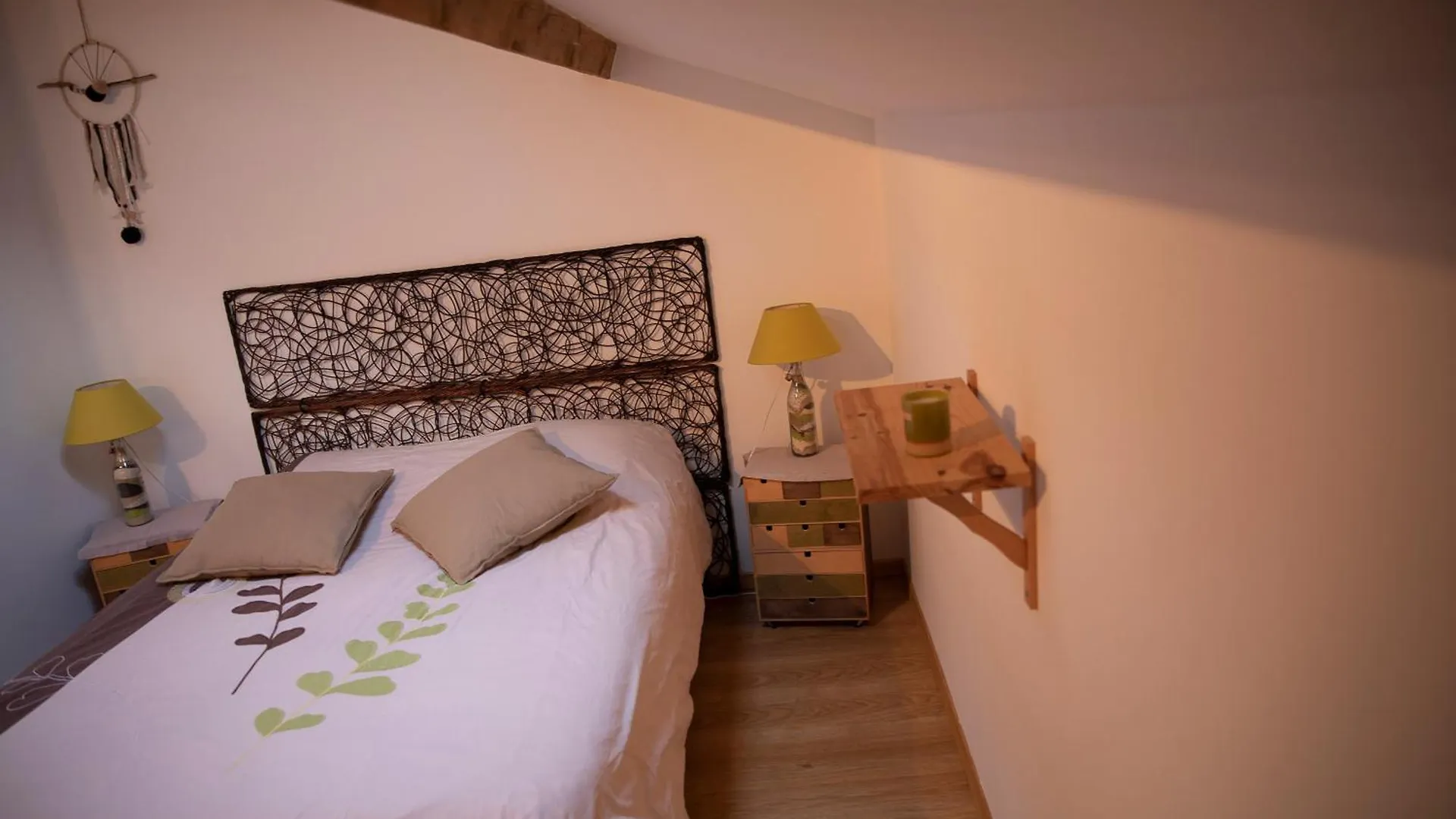 Le Chat Blanc Versols-et-Lapeyre Bed & Breakfast